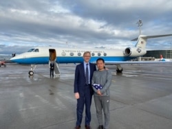 被伊朗关押三年的华裔美国学者王夕越获释后与美国伊朗事务特使胡克在苏黎世机场合影。(2019年12月7日)