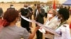 Remise officielle de l’ambassadeur des Etats-Unis aux autorités Burkinabè, le ministre de la Santé Charlemagne Ouédraogo et le ministre de la Sécurité Ousséni Compaoré, Ouagadougou, le 28 avril 2021 (VOA/Lamine Traoré)