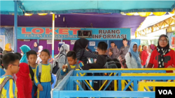Sirkus WSI, yang tengah hadir di Cimahi, Jawa Barat, menarik 500-1.000 pengunjung tiap pekan, mayoritas pelajar dan keluarga. (VOA/Rio Tuasikal)