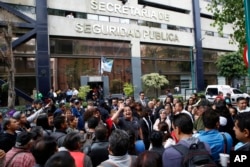 Empleados de la Secretaría de Seguridad Pública de México protestan en la calle porque no quieren regresar al edificio donde trabajan, el cual afirman que ha sufrido daños internos por el terremoto de la semana pasada. Sept. 25, 2017.