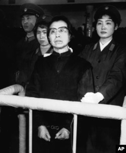 历史照片：毛泽东的遗孀，"四人帮"之一的江青在北京法院受审。她被判处死缓。她在法庭上呼喊“革命万岁”（1981年1月）