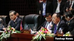 지난달 7월 라오스 비엔티안에서 열린 아세안지역안보포럼(ARF)에 참석한 왕이 중국 외교부장(왼쪽)과 리용호 북한 외무상이 나란히 앉아있다. (자료사진)