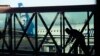 ARHIVA - Avion kompanije Aljaska erlajns na pisti aerodroma u Everetu, u državi Vašington (Foto: AP Photo/Ted S. Warren)
