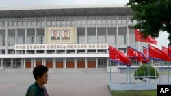 中国领导人习近平访问平壤之际，平壤街头的朝鲜与中国国旗。（2019年6月20日）