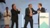 De izquierda de derecha: Bono, Bill Gates y el presidente de Francia, Emmanuel Macron, presentes en el evento de Lyon, para recaudar fondos con el fin de combatir el Sida.
