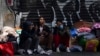 Migrantes venezolanos esperan ayuda afuera de la Comisión Mexicana de Ayuda a Refugiados en Ciudad de México, el 20 de octubre de 2022.