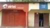 Des boutiques de télécommunications à N'djamena, au Tchad, le 2 avril 2017. (VOA/André Kodmadjingar)