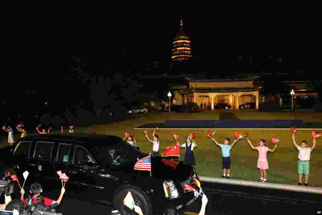 2016年9月4日,杭州G20峰会,在美国总统奥巴马的大轿车驶过的时候,中国儿童举着两国国旗列队欢迎。车头上有美国和中国国旗。