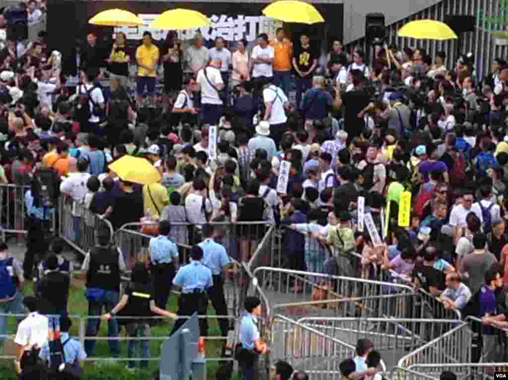 港人重返政總紀念雨傘運動一周年(美國之音海彥拍攝)