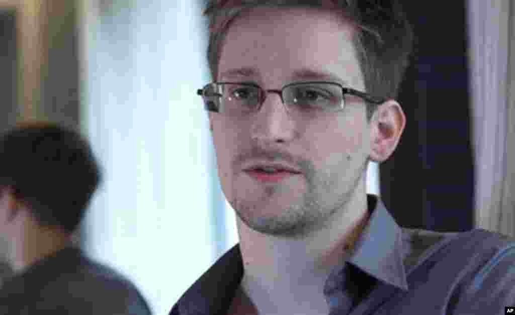Kontraktor badan keamanan nasional AS (NSA) Edward Snowden di Hong Kong setelah ia membocorkan dokumen-dokumen rahasia (9/6). (AP/The Guardian, Glenn Greenwald and Laura Poitras)