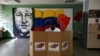 Un hombre vota en un simulacro electoral antes de las elecciones regionales de noviembre para gobernadores y alcaldes en Caracas, el 10 de octubre de 2021.