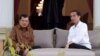 Presiden Joko Widodo dan Wapres Jusuf Kalla berbincang santai di beranda Istana Merdeka, Jakarta. (Foto: Biro Pers Kepresidenan)