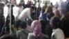 Presiden Joko Widodo berbincang dengan para korban gempa di dekat bandara Palu, Sulawesi Tengah, Rabu 3/10. (Y. Litha/VOA)