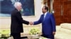 L'ambassadeur des Etats-Unis au Cameroun Peter Henry Barlerin et le président Paul Biya à Yaoundé, le 17 mai 2018. (Twitter/président Paul Biya)