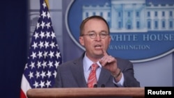 El jefe de gabinete interino de la Casa Blanca, Mick Mulvaney, dijo que el presidente Trump no se beneficiaría del uso del complejo de golf, Trump National Doral, cerca de Miami, y defendió la decisión.