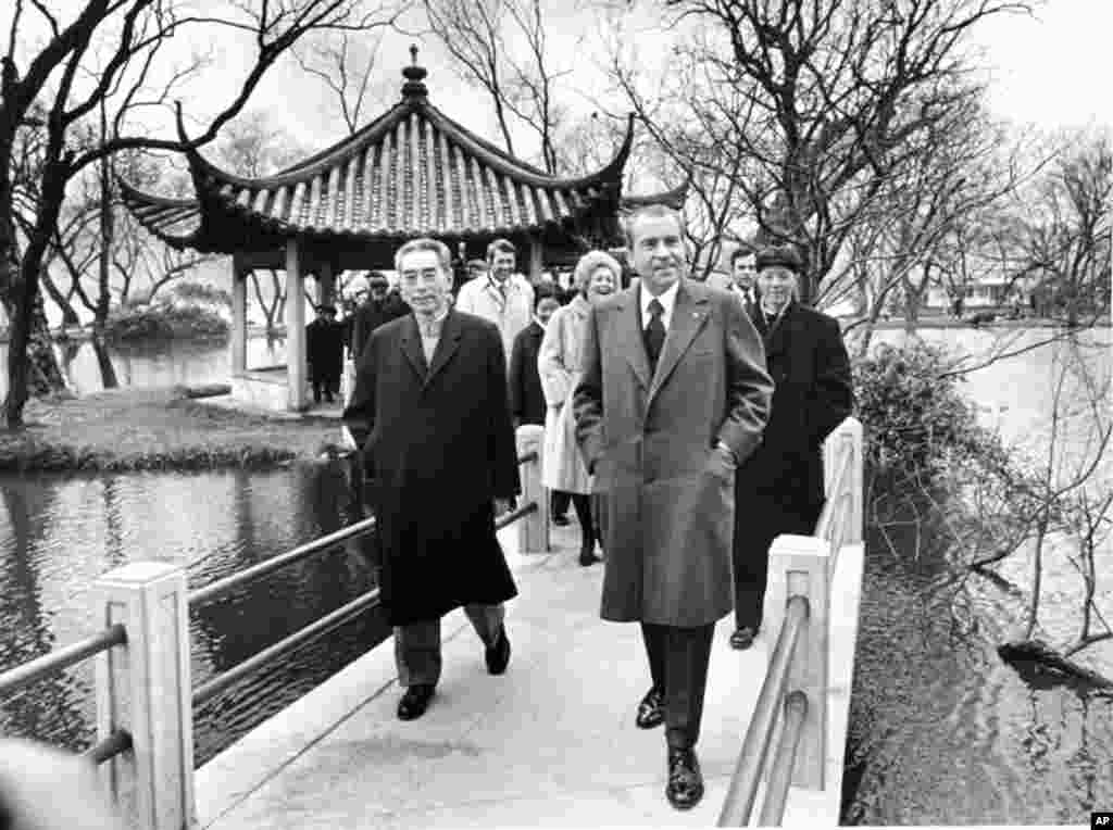 1972年2月26日中国总理周恩来陪美国总统尼克松游览杭州西湖。 尼克松和美国总统国家安全事务助理基辛格同周恩来、中国外交部副部长乔冠华在杭州刘庄(即西湖国宾馆)商定《中美联合公报》的文本。