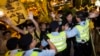 民主派活动人士在前来宣布北京特首产生方案的中国人大官员李飞下榻的酒店外与香港警察发生推搡。（2014年9月1日）