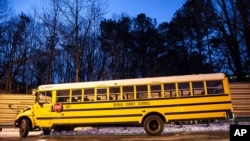 El alcalde de Atlanta dijo que los niños están a salvo ya sea en sus escuelas o alejados de los autobuses que quedaron en las carreteras.