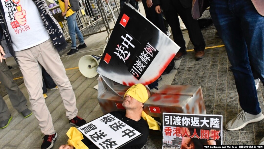 社民連特製反送中引渡條例斷頭台 (攝影﹕美國之音記者湯惠芸)