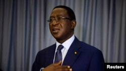 Defeated presidential candidate Soumaila Cisse sings his political party's anthem during a news conference in Bamako, Mali, Aug. 13, 2013.
