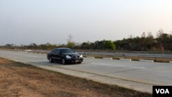 နေပြည်တော်အဝေးပြေး အမြန်လမ်းမတနေရာ။ (ဓာတ်ပုံ- စည်သူ/ဗွီအိုအေ မြန်မာပိုင်း)