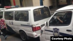 謝文飛、王默“煽顛案”庭審法庭外多輛警車戒備 (博訊圖片)