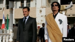 Arhiva - Libijski predsednik Moamer el Gadafi, desno, i njegov francuski kolega Nikola Sarkozi slušaju nacionalnu himnu u palati Bab Azizia u Tropoliju, 25. jula 2007.