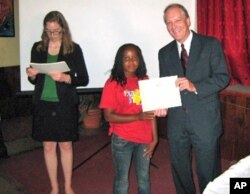 Porta-voz da embaixada dos EUA em Luanda, Adelle Gillen (esq.), com o embaixador Christopher McMullen, numa actividade recente na Huíla (foto de arquivo)