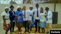 Jovens são-tomenses com traje tradicional para dançar ússua e socopé