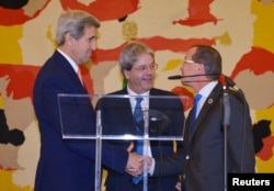 美国国务卿克里和意大利外长真蒂洛尼（中）联合国特使凯柏勒（右）在记者会上（2015年12月13日）