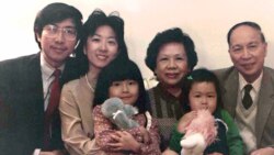 幼时的欧晓瑜和一家人的合影。（照片经欧晓瑜本人同意使用）