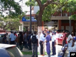 Nfuka Muzemba da JURA (Juventude da UNITA) recebe ordens da polícia para abandonar o local da manifestação