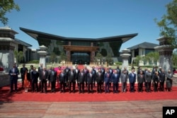 在北京雁栖湖国际会议中心，出席“一带一路”国际合作高峰论坛的各国领导人合影（2017年5月15日）. 有29个国家的元首和政府首脑参加。工业七国集团成员国的领导人都没有参加这次峰会。