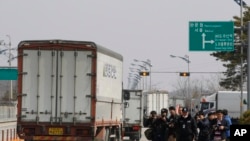 South Korean vehicles turn back after being refused for entry to North Korea's city of Kaesong, at the customs, immigration and quarantine office in Paju, South Korea, near the border village of Panmunjom, April 3, 2013.