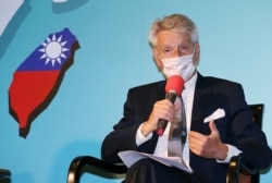 资料照片：法国参议院友台小组主席李察在台北的记者会上讲话。（2021年10月8日）