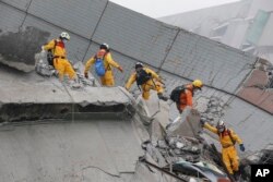 在台湾的台南，救援人员搜索一座倒塌的建筑（2016年2月6日）