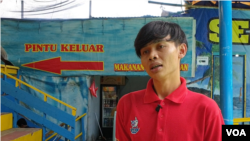 Andri, pelatih hewan yang memegang kelamin beruang madu, berjanji akan memperbaiki trik-trik pertunjukan. Pelatih dan pengelola sirkus tidak mengetahui pegang alat kelamin beruang madu merupakan pelecehan. (VOA/Rio Tuasikal)