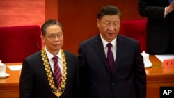 中國國家主席習近平在北京人民大會堂舉行的全國抗擊新冠肺炎疫情表彰大會上向中國流行病專家鍾南山授予“共和國勛章”。（2020年9月8日）