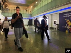 Mornari sa MT Front Alera pristižu u na Međunarodni aerodrom u Dubaiju, Ujedinjeni Arapski Emirati, 15. juna 2019, nakon što su proveli dva dana u Iranu.