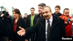  Arşîv: Sirri Sureyya Onder (R), Pervin Buldan (Ç) 