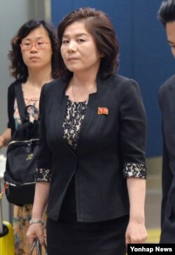 최선희 북한 외무성 미국국 부국장이 6자회담 수석 또는 차석대표와 민간 전문가들이 참석하는 제26차 동북아시아협력대화에 참석하기 위해 20일 중국 베이징 서우두 공항에 도착했다.