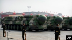 资料照片：中国在北京为庆祝共产党建立政权70周年而举行的阅兵式上展示东风-41弹道导弹。(2019年10月1日)