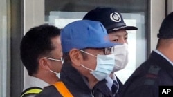 카를로스 곤 전 닛산 자동차 회장으로 추정되는 인물이 6일 일본 도쿄의 구치소에서 석방됐다.