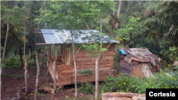 À esquerda, casa construída pela comunidade e à direita casa com condições precárias