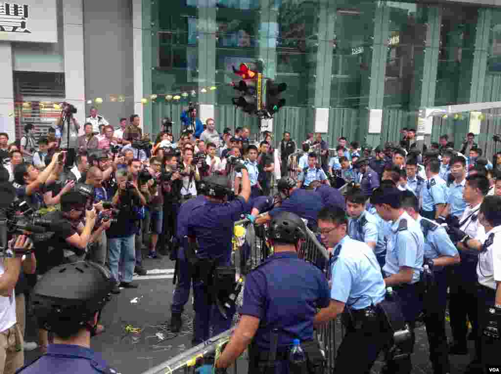 香港警方星期三上午展开强行清场行动（美国之音海彦 拍摄)。