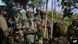 Wanajeshi wa DRC wakijadiliana namna ya kupambana na waasi wa M23 katika mlima wa Kibumba, kilomita 5 kutoka mji wa Goma.
Picha kutoka Maktaba. AP
