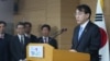 이석준 한국 국무조정실장이 8일 서울 세종로 정부서울청사에서 북한 관련 금융 제재 대상을 확대하고 해운 제재를 강화하는 내용을 골자로 한 독자 대북 제재 조치를 발표하고 있다.