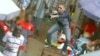 Alex du Kamer sur scène à Yaoundé au quartier Biyem – Aussi, Yaoundé, décembre 2017. VOA/ Emmanuel Jules Ntap)