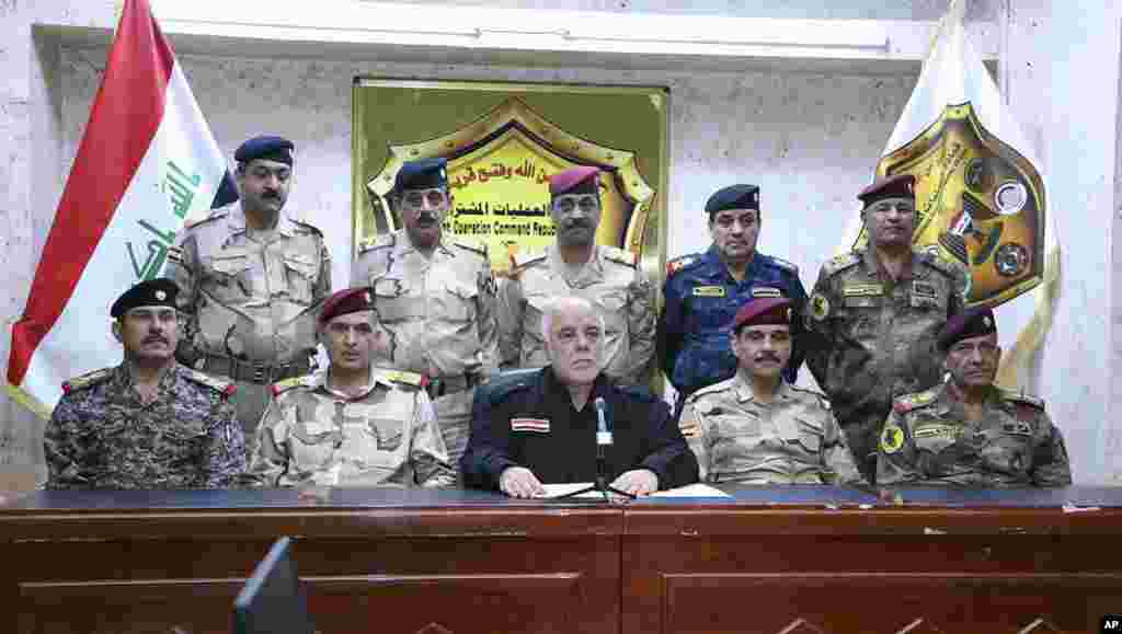 Foto dari halaman Facebook resmi Perdana Menteri Irak Haider al-Abadi menunjukkan dirinya (tengah) dikelilingi pejabat militer dan polisi saat mengumumkan dimulainya operasi pembebasan kota Mosul di selatan dari militan Negara Islam (ISIS).