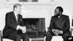 Jonas Savimbi, na Casa Branca, com o então presidente americano Ronald Reagan, em 1985